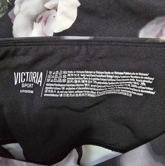 VSX Sports Workout Set . Black&White Floral. Size: Top 36C, Bottom S - Picture 9 of 9